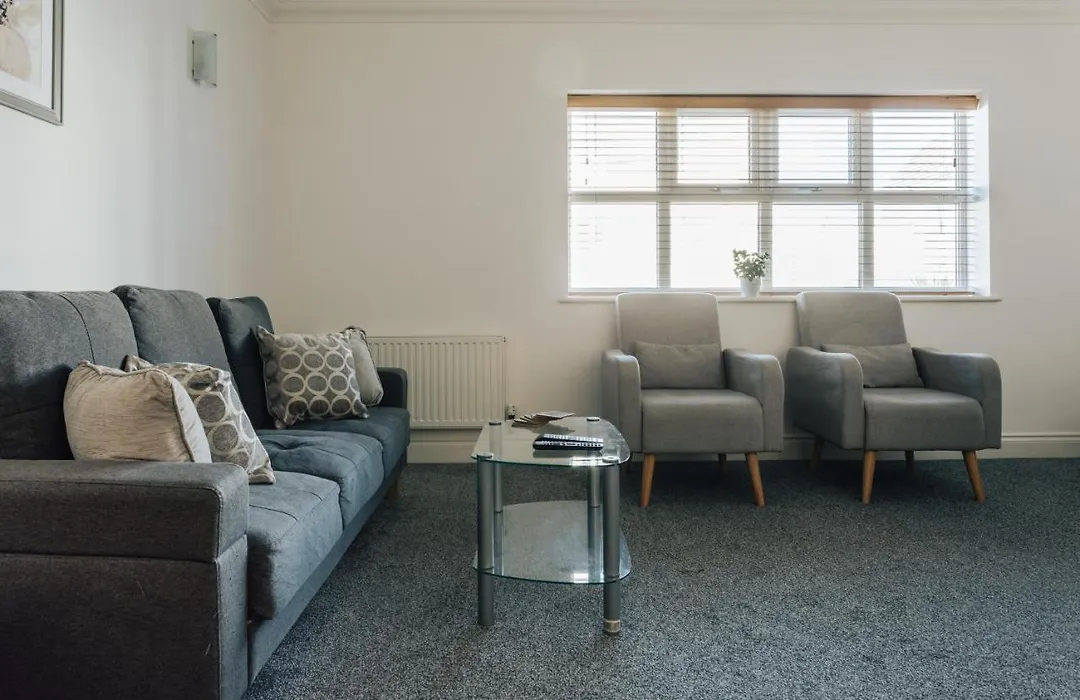 Spacious 2 Bedroom Flat Near Beach And Town Centre-1