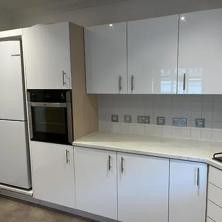 Spacious 2 Bedroom Flat Near Beach And Town Centre-3