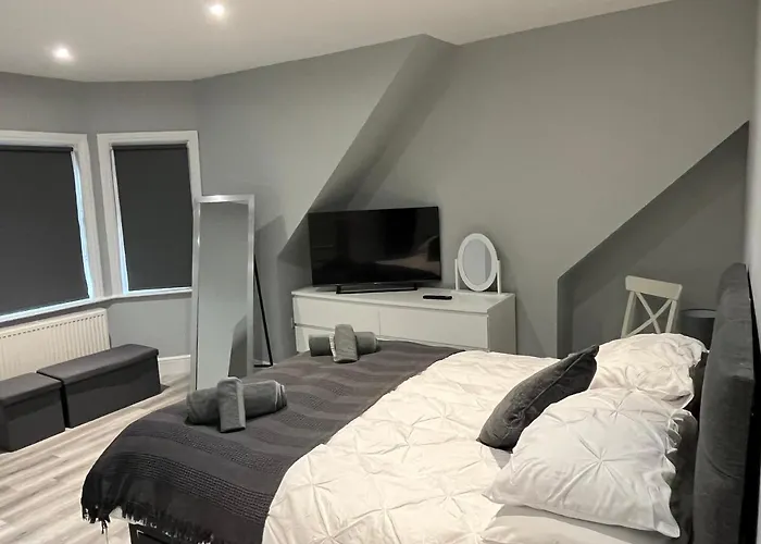 Entire Spacious 4 Bedroom In